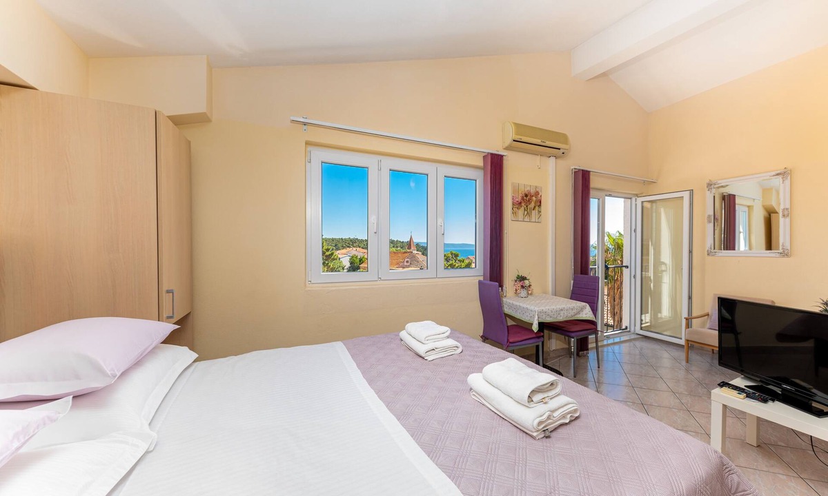 Makarska Old Town Apartment | Charming studio apartment in Makarska with WiFi, AC