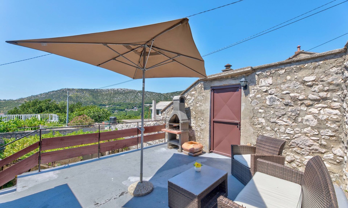 Bribir Apartment | Charming vacation apartment with terrace & barbecue in quiet surroundings