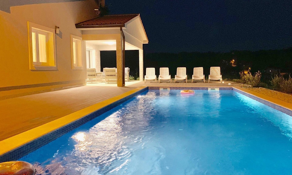 Zupanici House | Charming villa with tended garden and heated pool