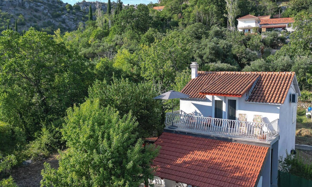 Sestanovac House | Charming village house in serene countryside