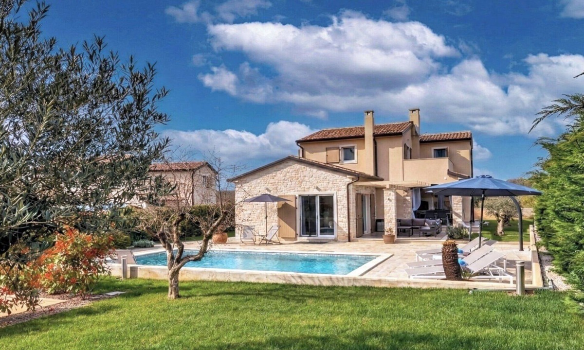 Tar Villa | Chic vacation home with pool and sauna