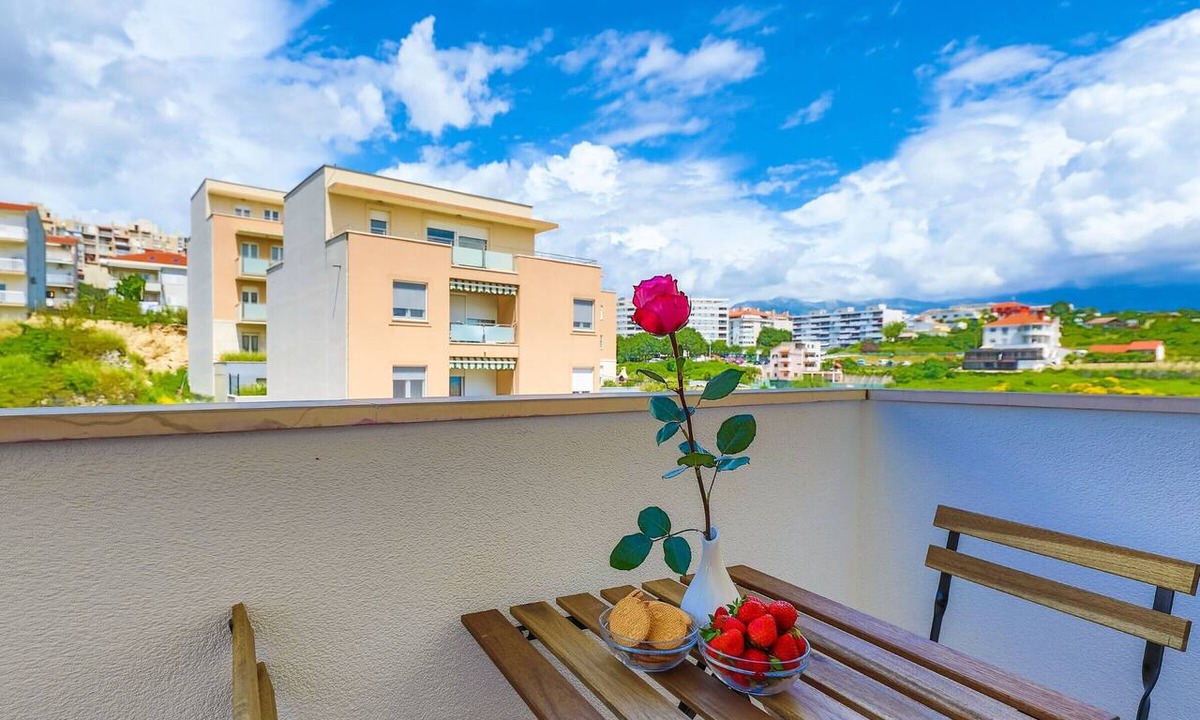 Znjan Apartment | Close to Znjan beach, spacious studio with balcony