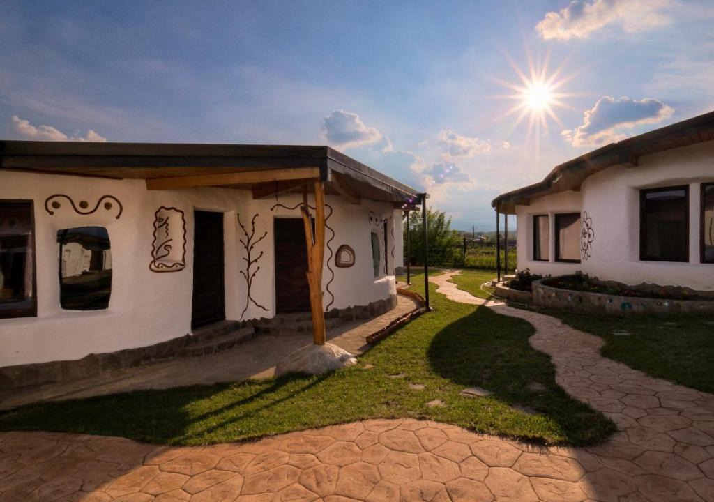 Berca House | Cob Village - Casute din lut, self check-in, experienta in natura