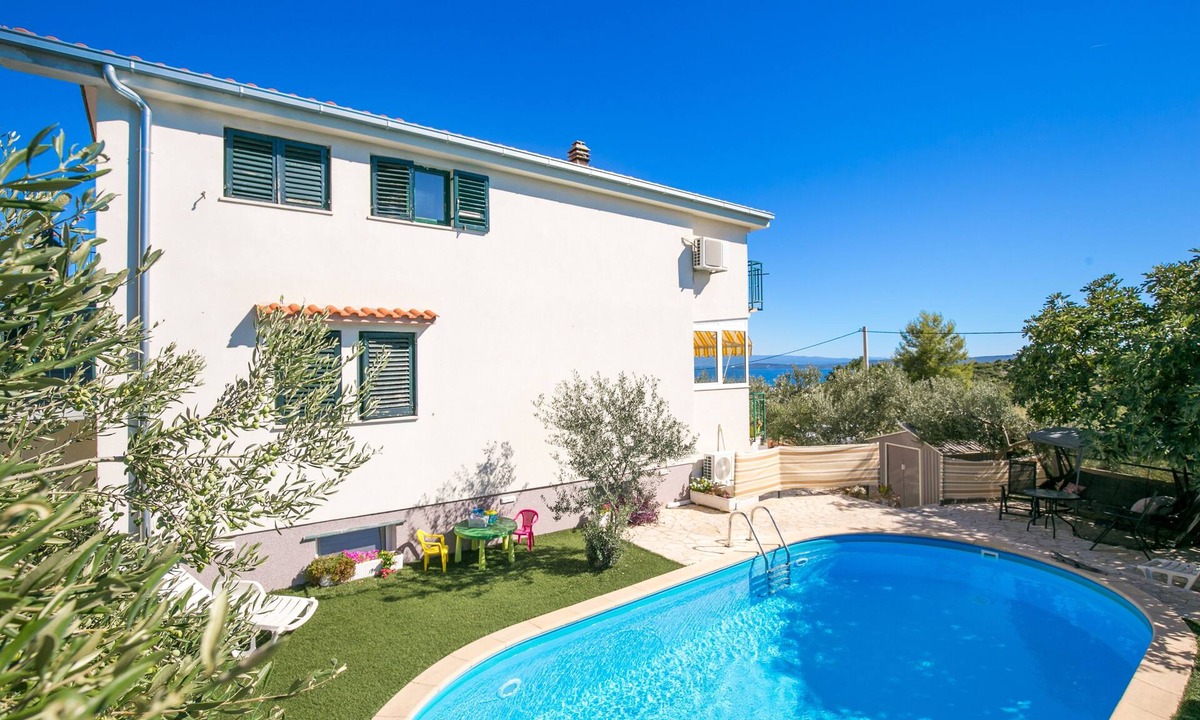 Rudine Apartment | Comfortable and spacious apartment with a swimming pool Kaštel Novi, Kaštela (A-22569-a)