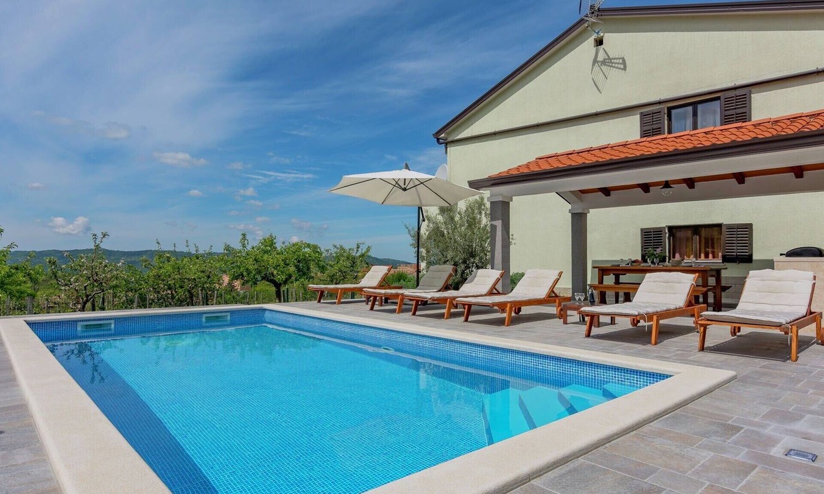 Cerovlje Apartment | Comfortable apartment in Cerovlje with pool