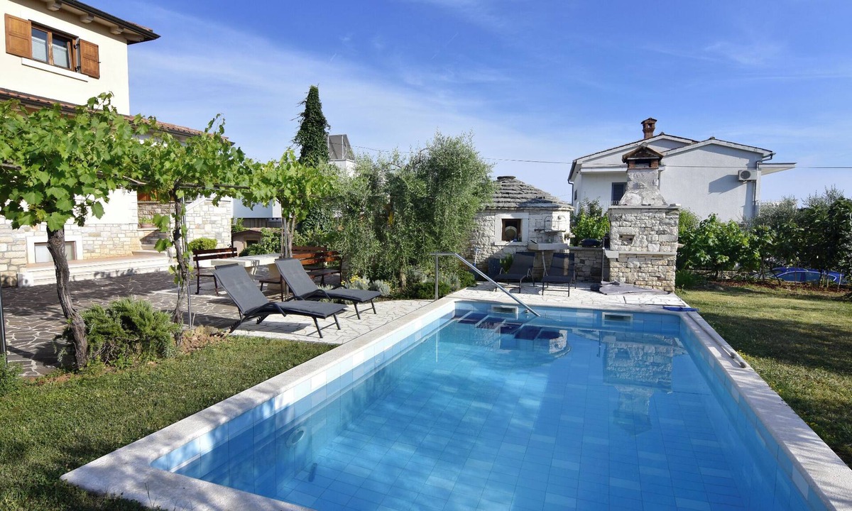 Fiorini Apartment | Comfortable apartment on the second floor with pool and garden - near the sea