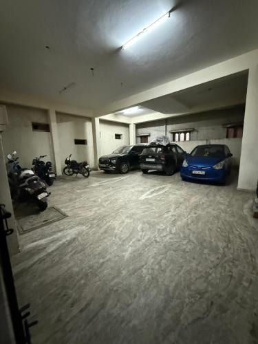 Central Chennai Apartment | Comfy home, 3 bedroom, 2 attached bathroom, large hall, kitchen, first floor, lift, covered car park