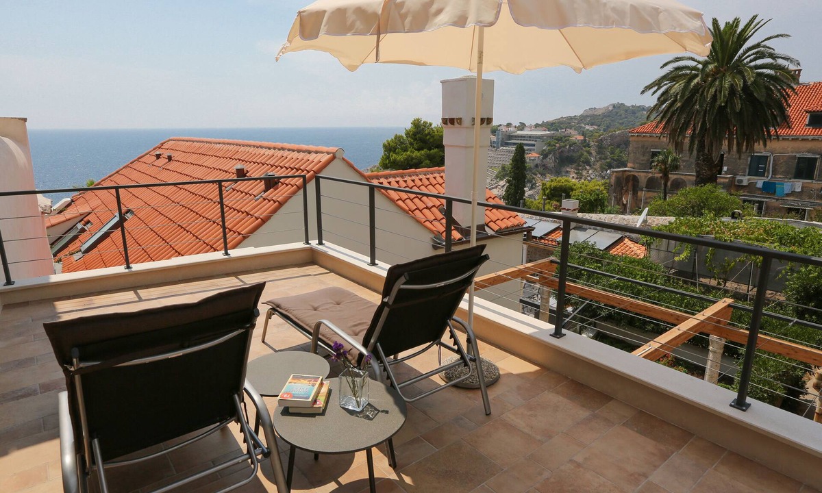 Pile Villa | Contemporary waterfront villa a short walk to Old Town, beach & amenities