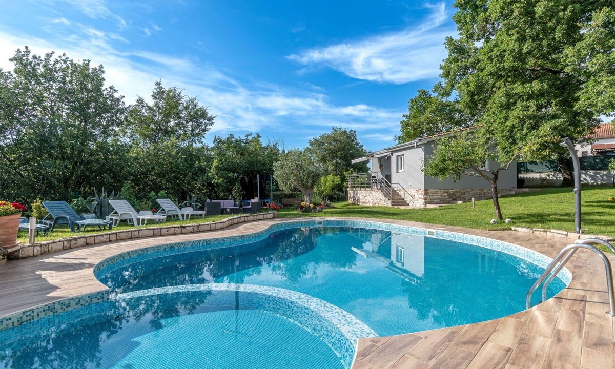 Jezenj Apartment | Cosy apartment for 4 guests with WIFI, pool, hot tub, TV, terrace and pets allowed