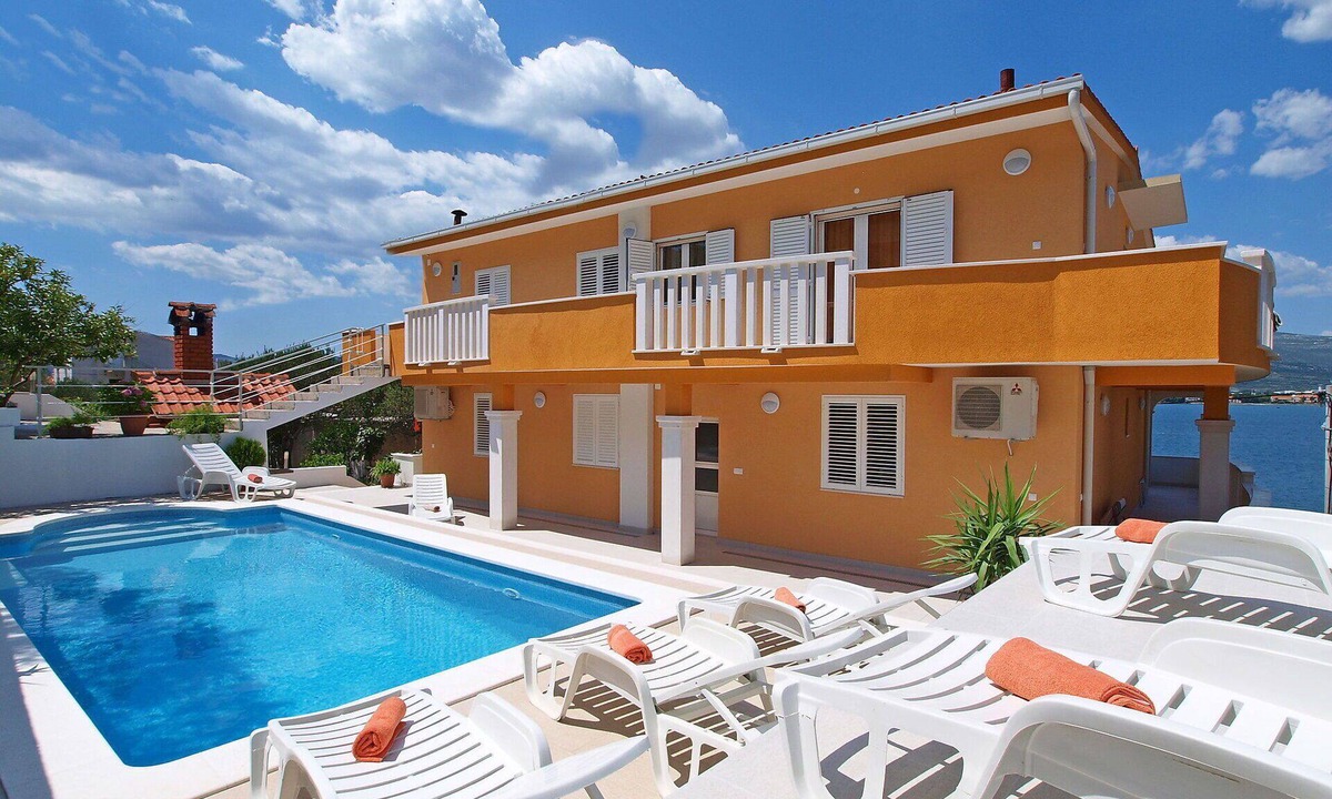 Arbanija Apartment | Cosy apartment for 4 guests with WIFI, pool, A/C, TV and terrace