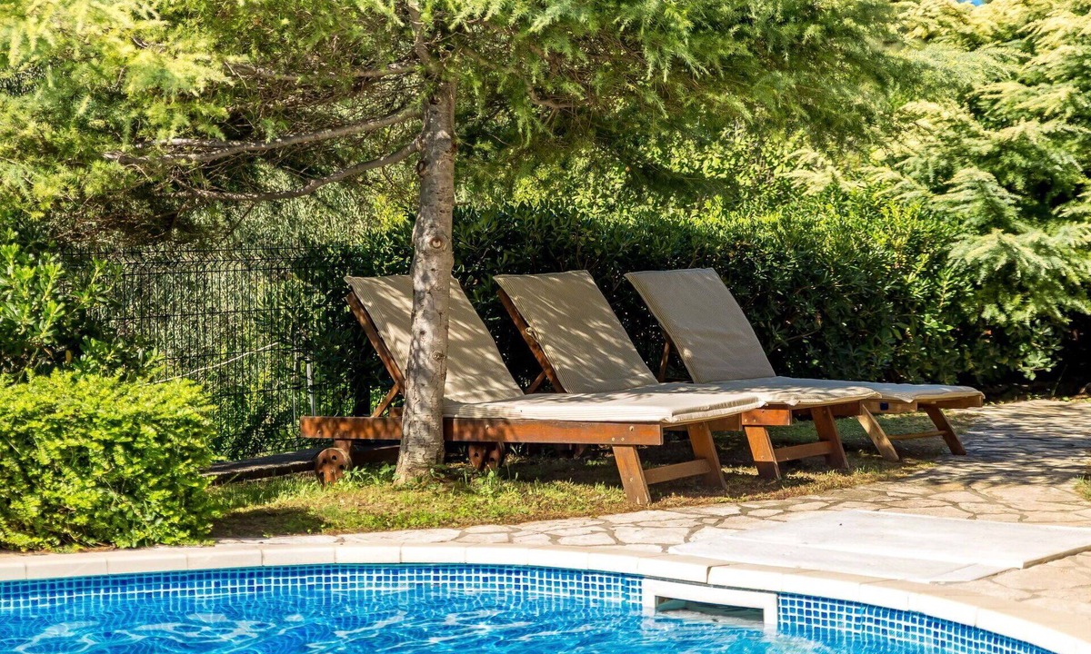 Banjol Apartment | Cosy apartment for 4 guests with A/C, WIFI, pool, TV and terrace