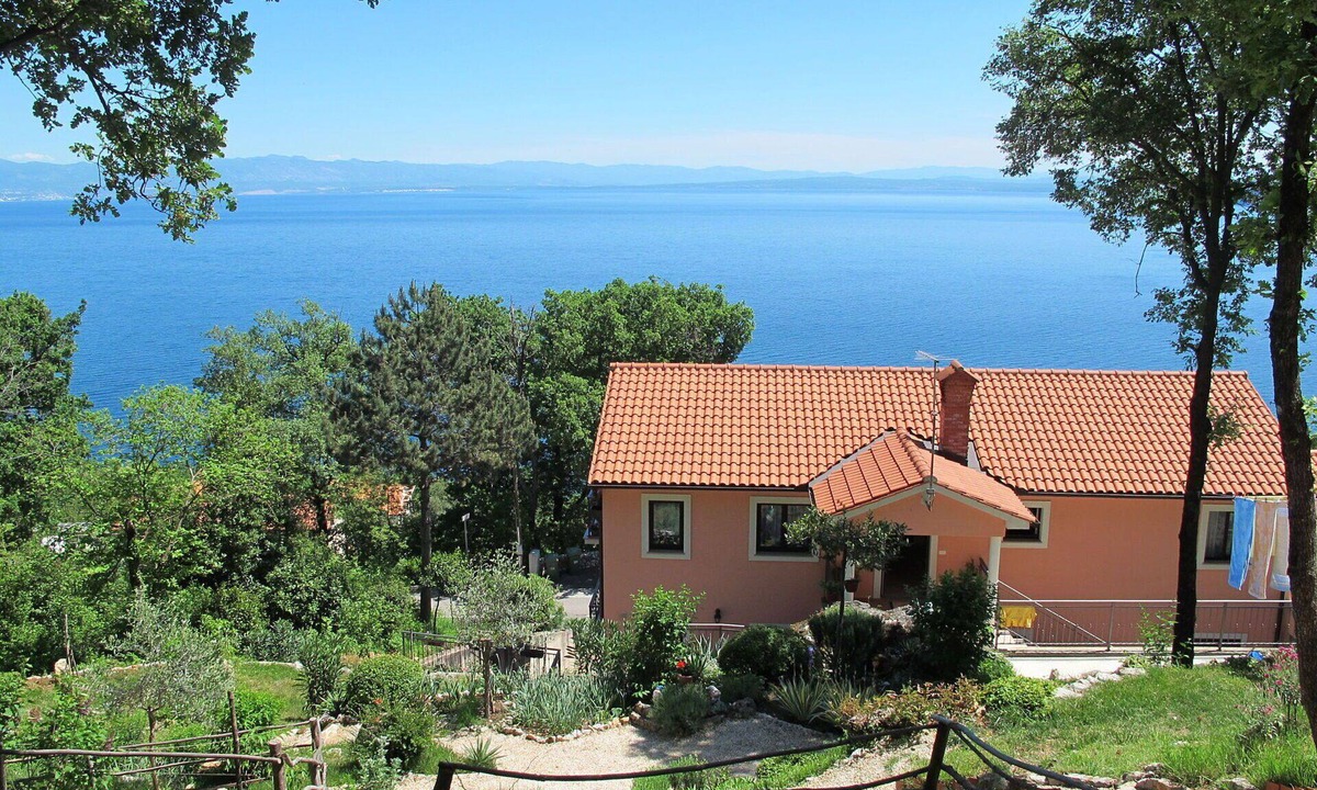 Mosenice Apartment | Cosy apartment for 4 people with A/C, WIFI, TV and patio
