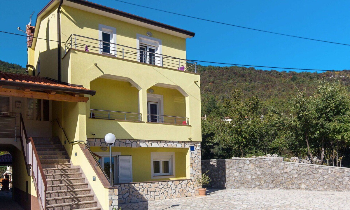 Golovik Apartment | Cosy apartment for 4 people with A/C, WIFI, TV and terrace