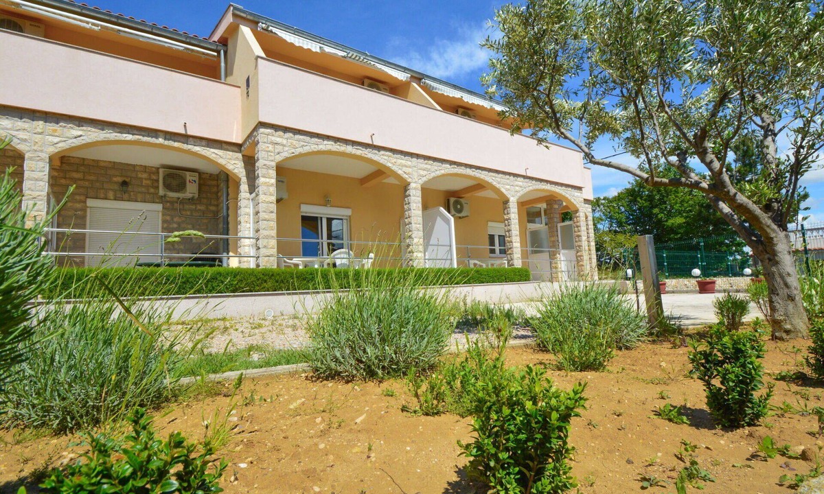 Maslenica Apartment | Cosy apartment for 4 people with A/C, WIFI, TV and terrace