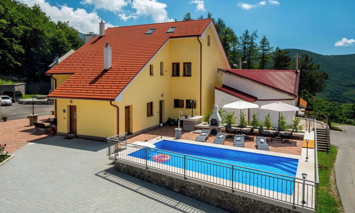 Senj Apartment | Cosy apartment for 4 people with pool, WIFI, TV, terrace and pets allowed