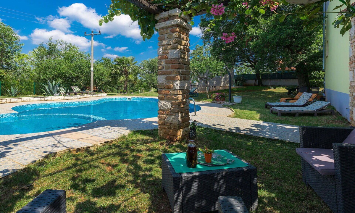 Jezenj Apartment | Cosy apartment for 5 people with WIFI, pool, TV, terrace and pets allowed