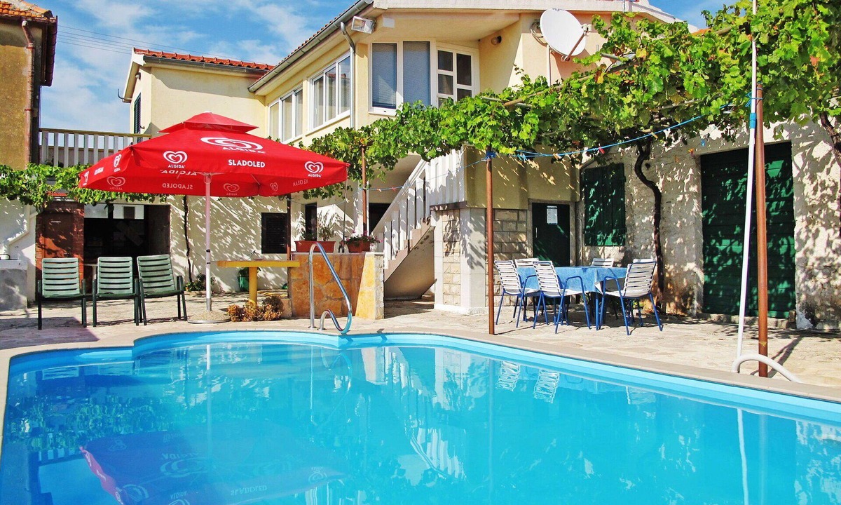 Primosten Apartment | Cosy apartment for 6 people with A/C, private pool, WIFI, TV, terrace and pets allowed