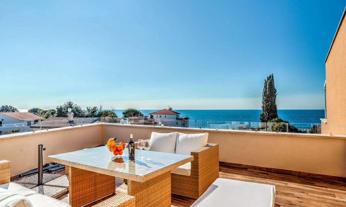 Lovrecica Apartment | Cosy apartment for 6 people with A/C, WIFI, TV and terrace