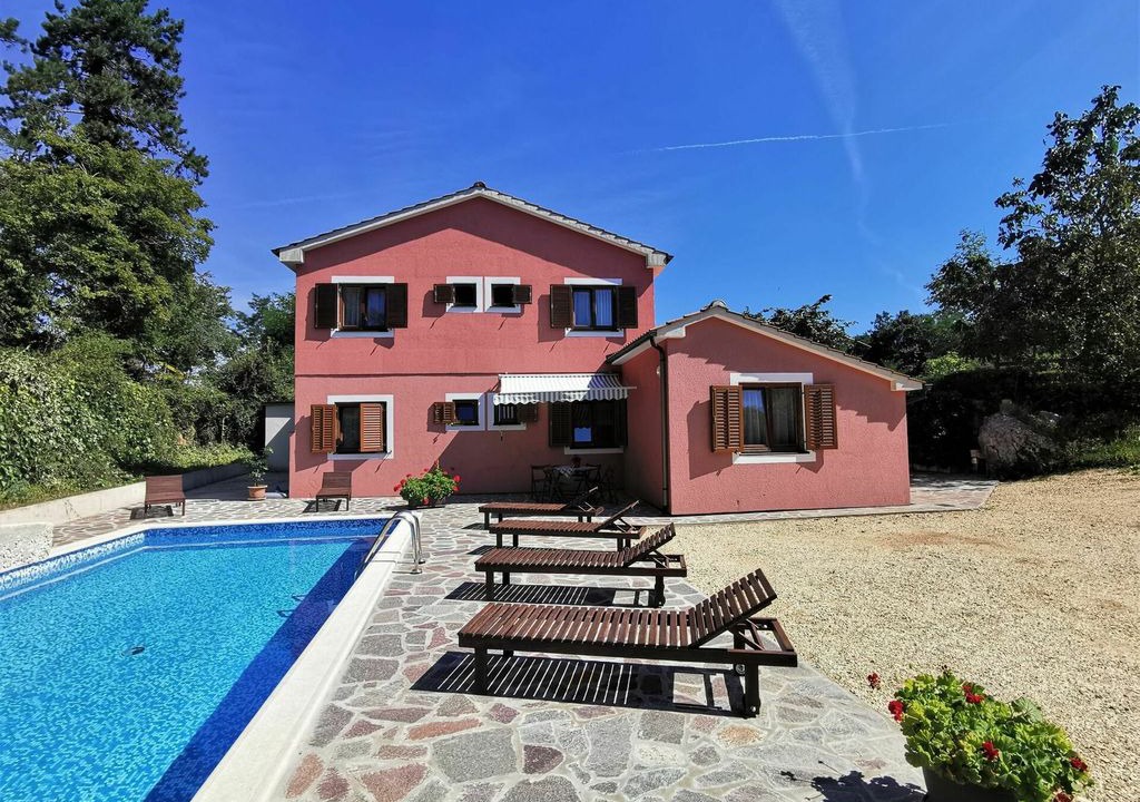 Laginji Villa | Cosy apartment in villa for 3 people with pool, WIFI, TV, balcony, pets allowed and parking