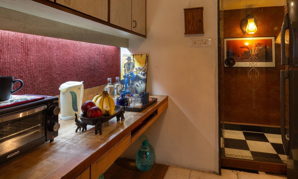 Lokhandwala Complex Apartment | Cosy, Artistic, quiet apartment in a fantastic location. Large desk for work.