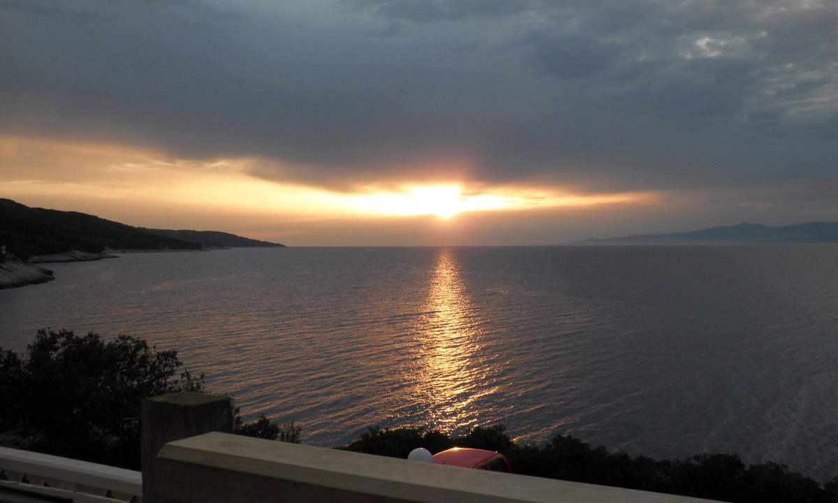Prigradica Apartment | Cosy, colourful aparment with the breathtaking view of sunset and sea