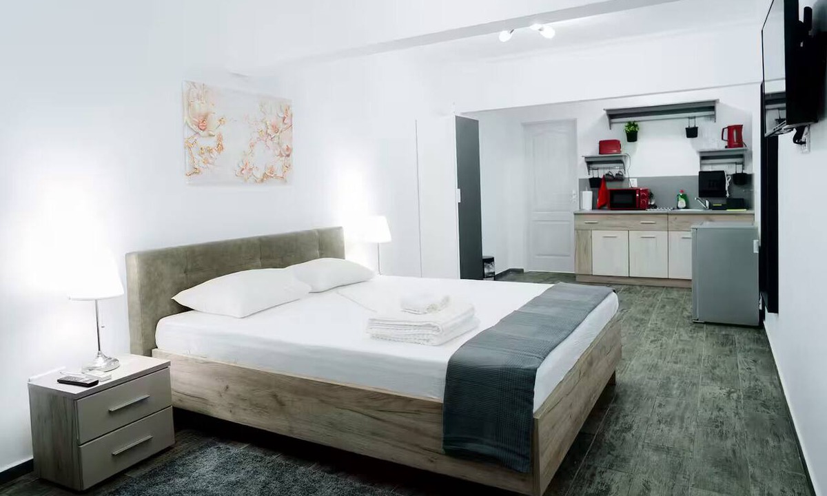 Sector 5 Apartment | Cozy 1-bedroom apartment in lovely București with Ac Mavie Studio 2
