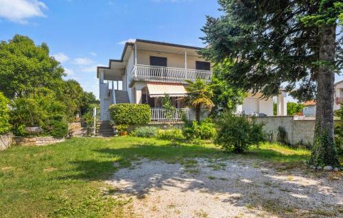 Lovrecica Apartment | Cozy Apartment In Lovrecica With Wifi