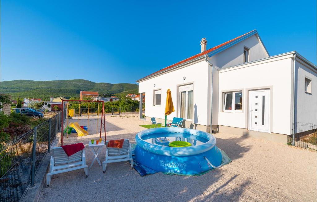 Gornji Karin House | Cozy Home In Karin Gornji With Kitchen