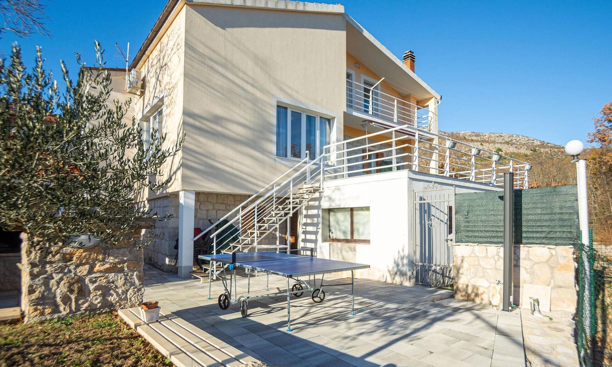 Muc House | Cozy home in Neoric with house a panoramic view