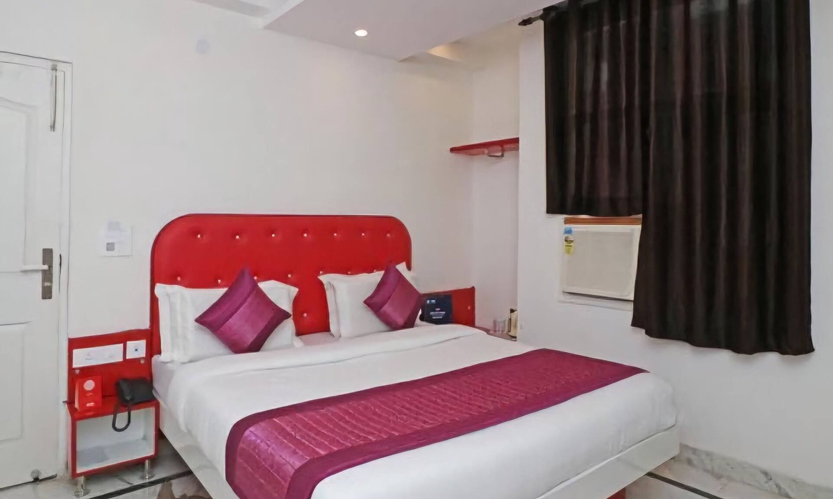 Paharganj Hotel | Cozy hotel Leo Continental in New Delhi with AC Room
