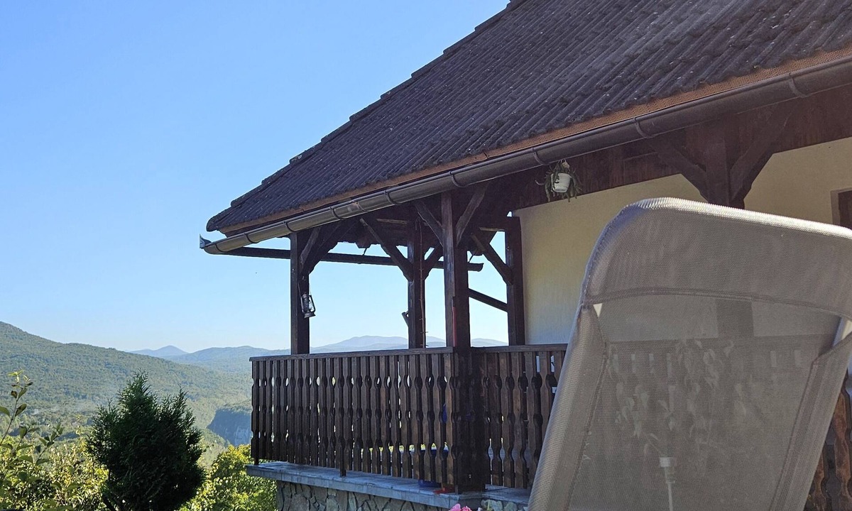 Poljanak House | Cozy House Živko with Balcony, 10 min drive to Plitvice lakes!