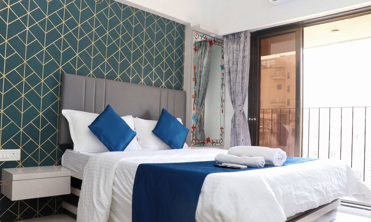 Chandivali Apartment | Cozy Private Room, 2BHK Stay in Powai, Room in an Apartment,