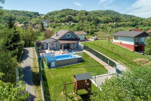 Sveti Kriz Villa | CVETKOVA HIŽA sa JACUZZIJEM