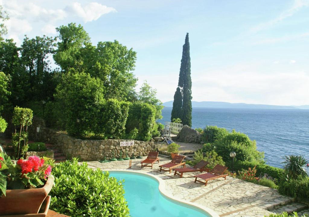 Kraljevica Apartment | Delightful Apartment with Private Beach in Kraljevica