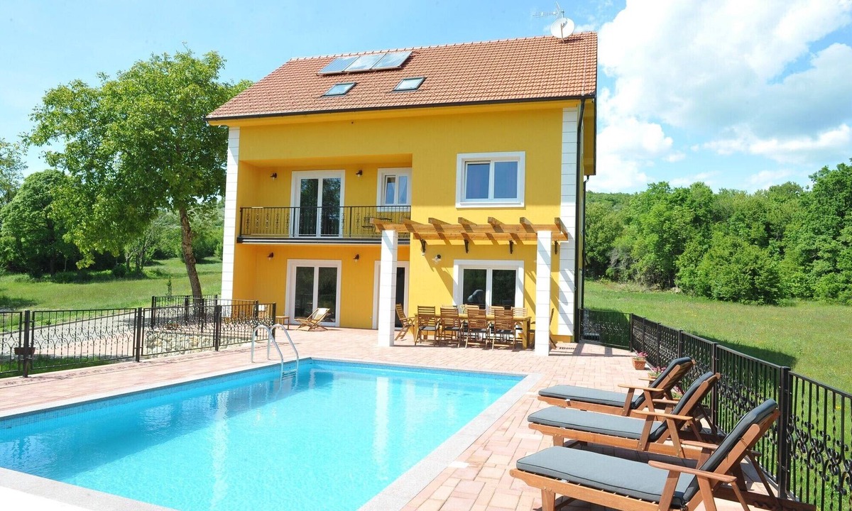 Trilj Villa | DETACHED HOLIDAY HOME WITH SWIMMING POOL FOR UP TO 10 PERSONS