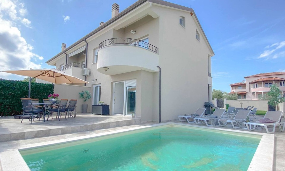 Dajla House | Dog-friendly holiday home with barbecue area, private pool, washing machine, WiFi