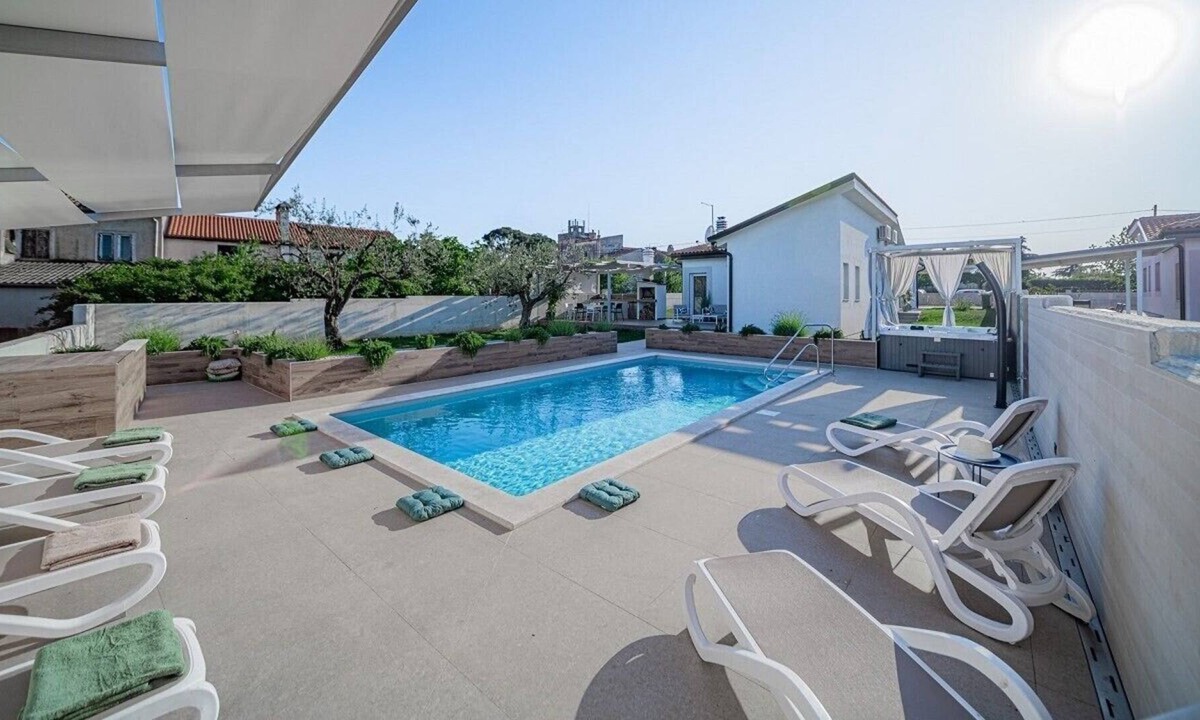Dajla Villa | Elegant Villa Salvela with an outdoor hot tub and a pool