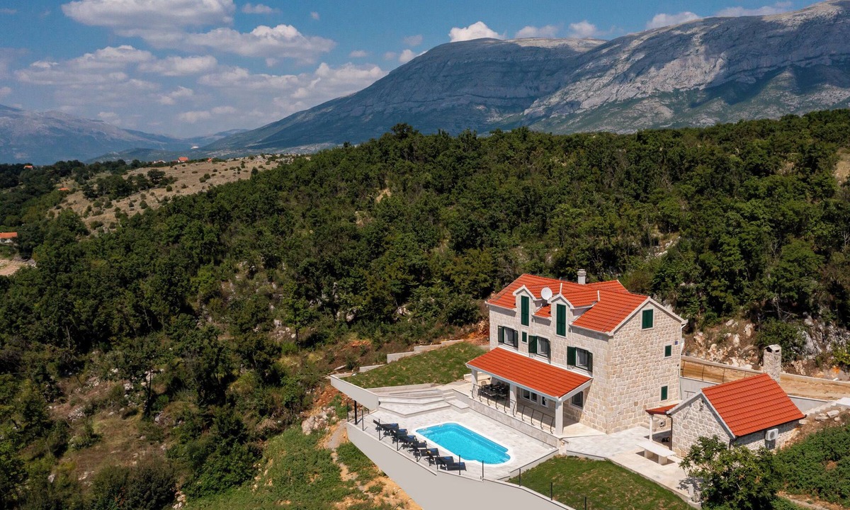 Garjak Villa | Escape on Lake - Holiday home