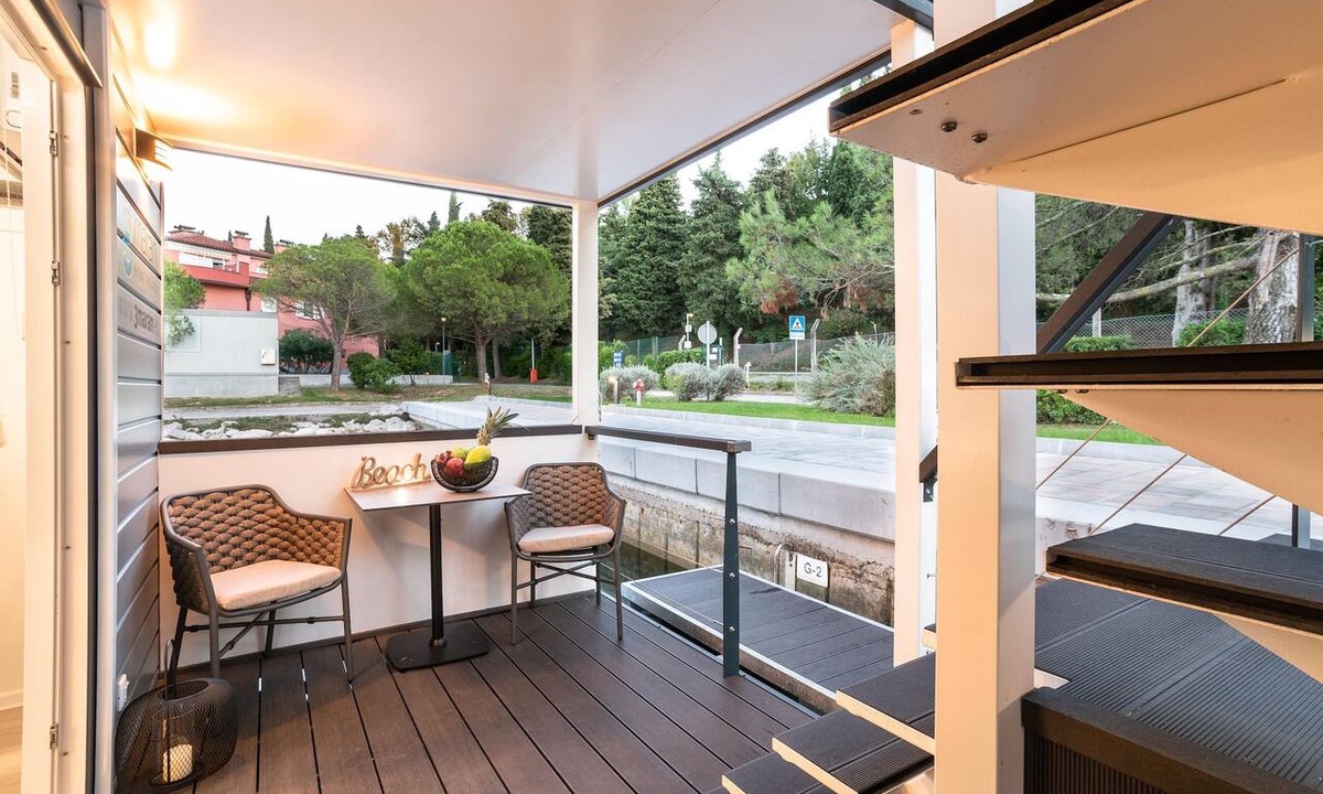 Seca Boat Rental | Exclusive houseboat with hot tub