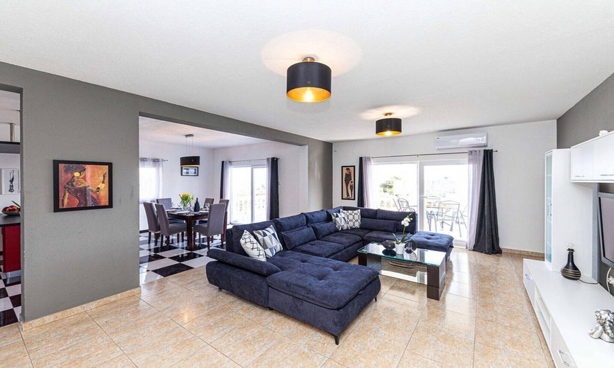Rudine Villa | Exquisite Spacious Villa Bufaline with Pool and Gym - Eight Bedroom Villa with Pool and Gym