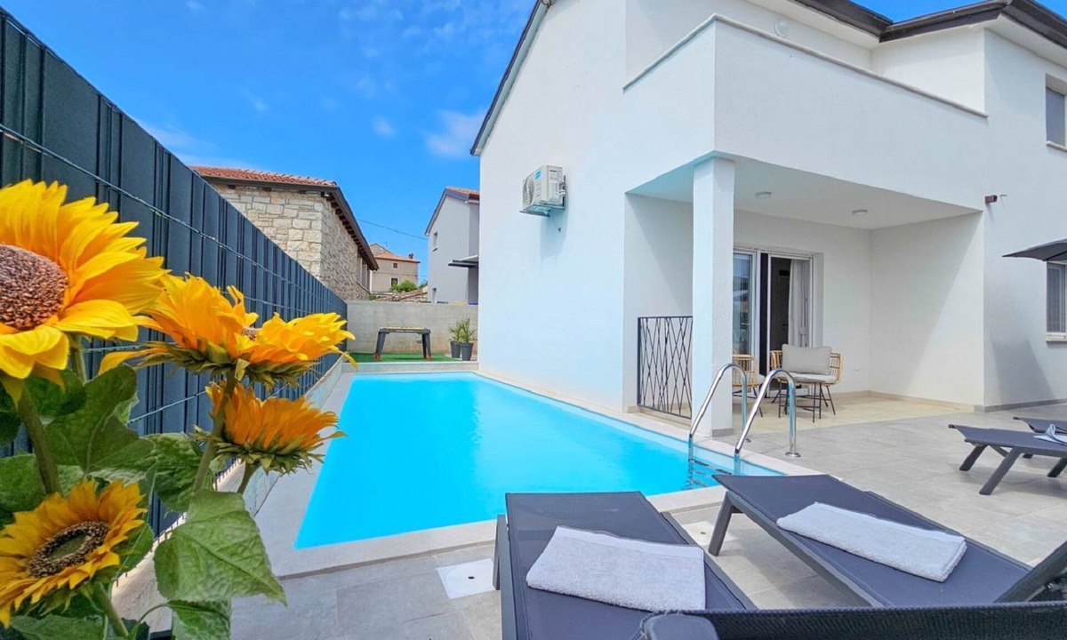 Fiorini House | Exquisite villa with private pool, BBQ, table football and en suite bathrooms
