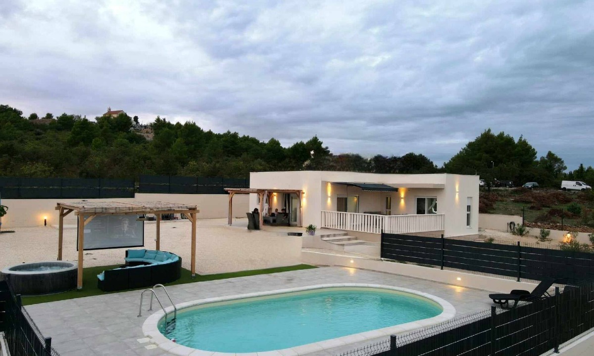 Bilice Villa | Familly house with heated pool WHITOUT CHEMICAL,jacuzzi&cinema projector