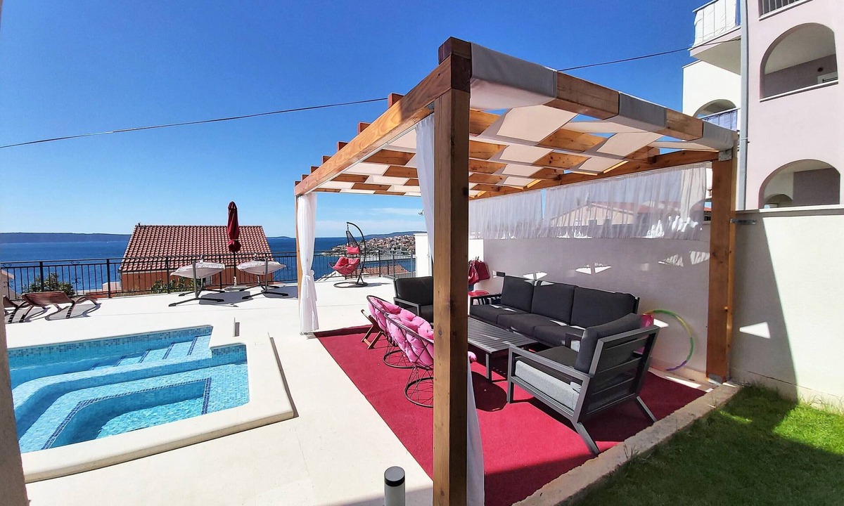 Okrug Gornji Apartment | Family apartment with sea view and Heated swimming pool a9