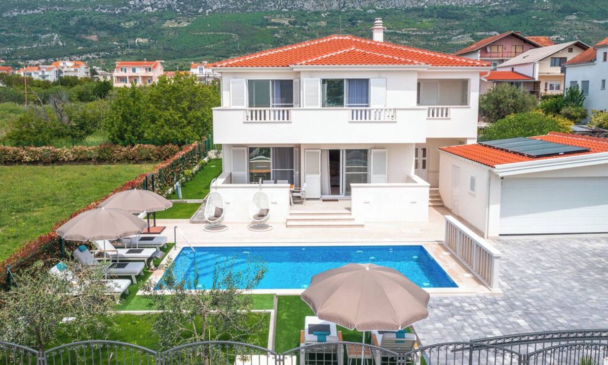 Kastel Kambelovac Villa | Family-Friendly 5-Bedroom Villa with Pool & Outdoor Space