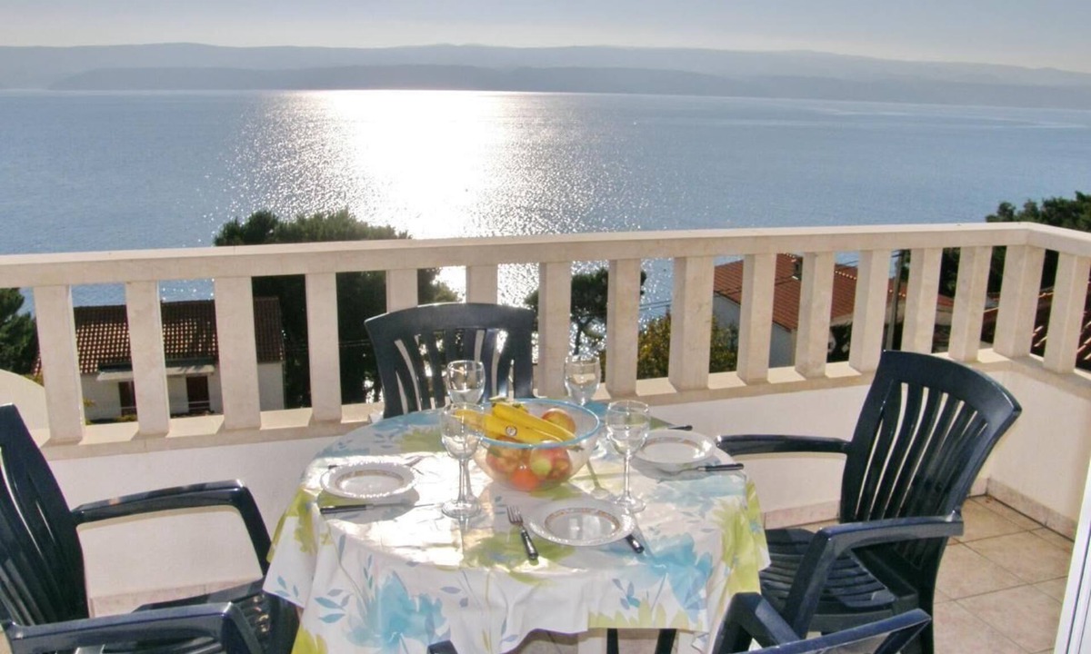 Stanici Apartment | Family Friendly Apartment in Stanići with Private Parking and Mountain View