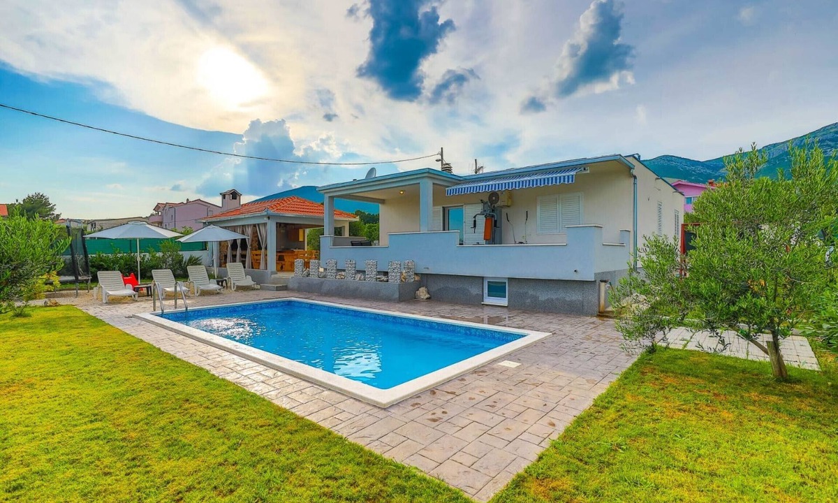 Rudine House | Family-Friendly Holiday Home with Private Pool, Playground, and BBQ - Three Bedroom Holiday Home
