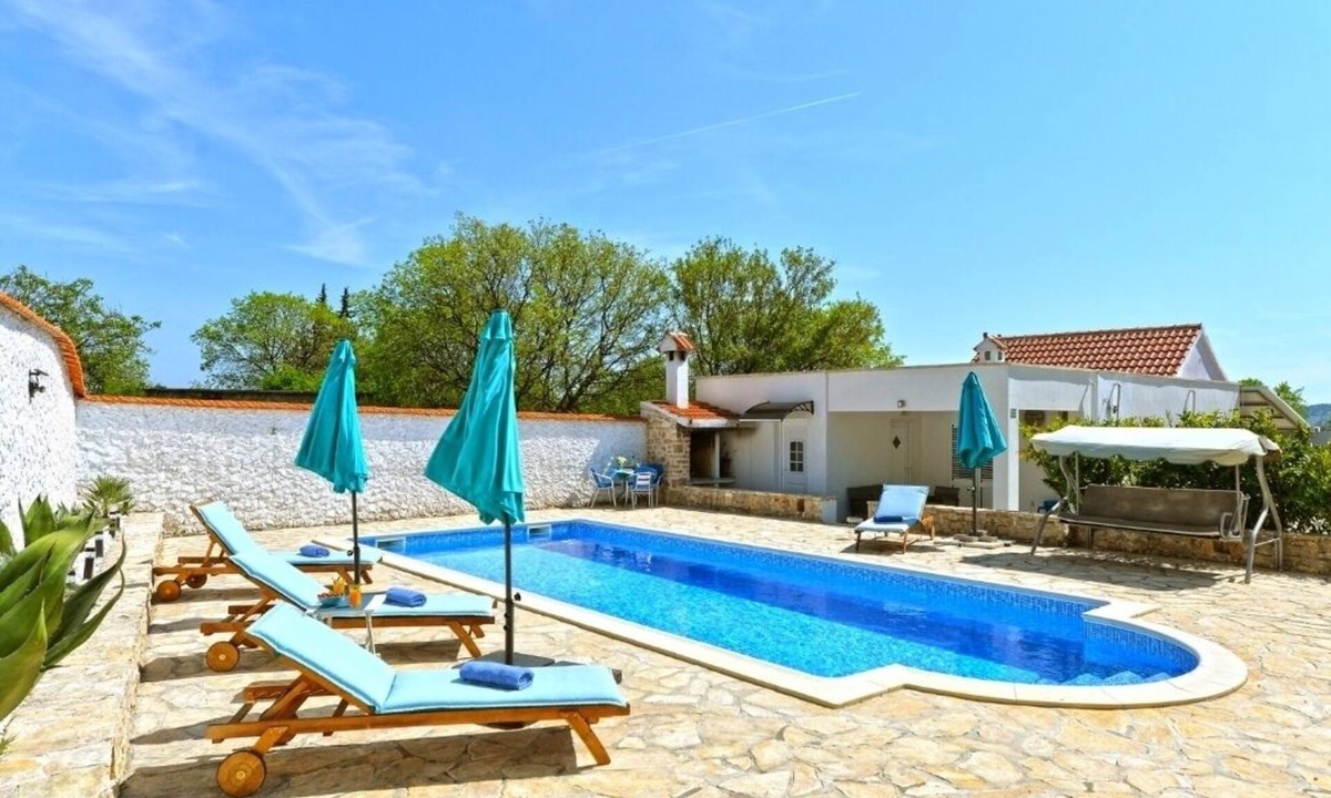 Velim House | Family house with swimming pool & garden