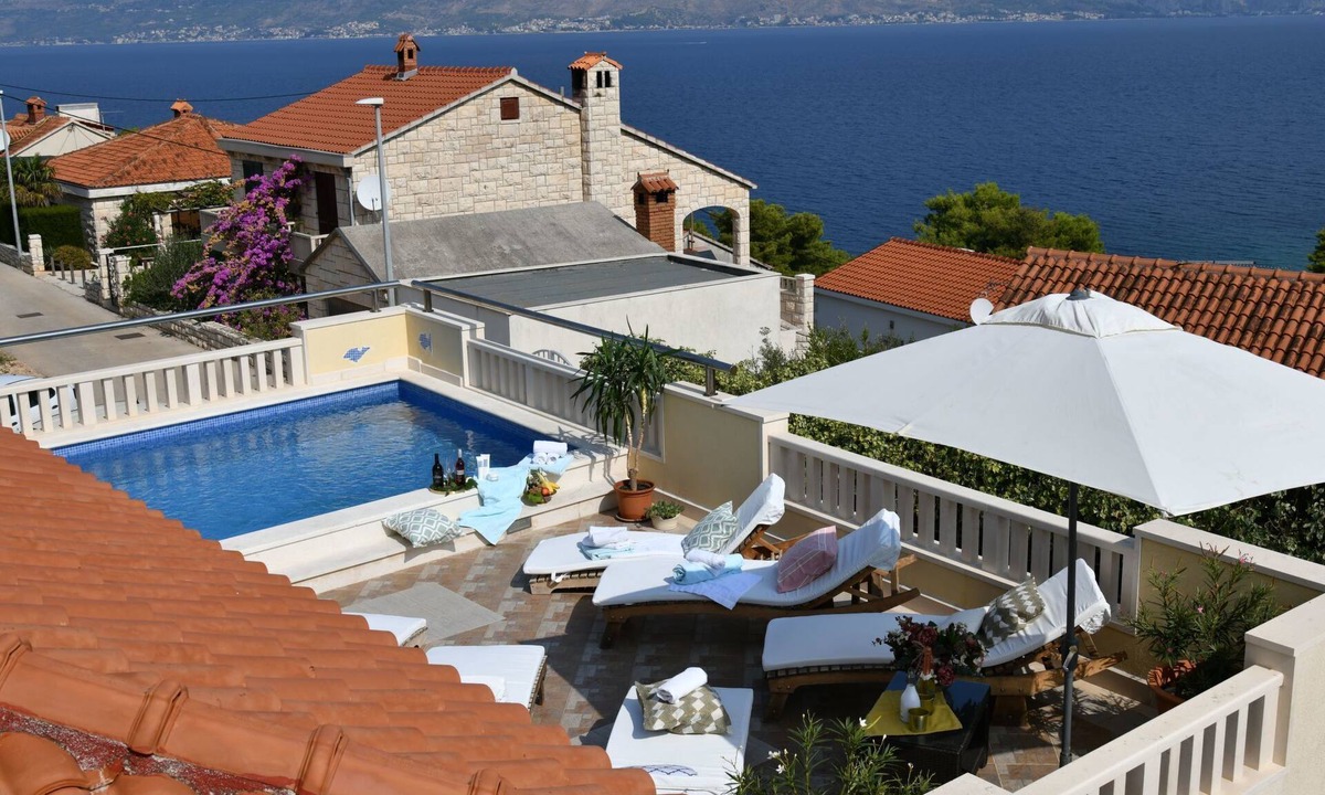 Postira House | Ferienvilla in ruhiger Lage mit Pool by Interhome