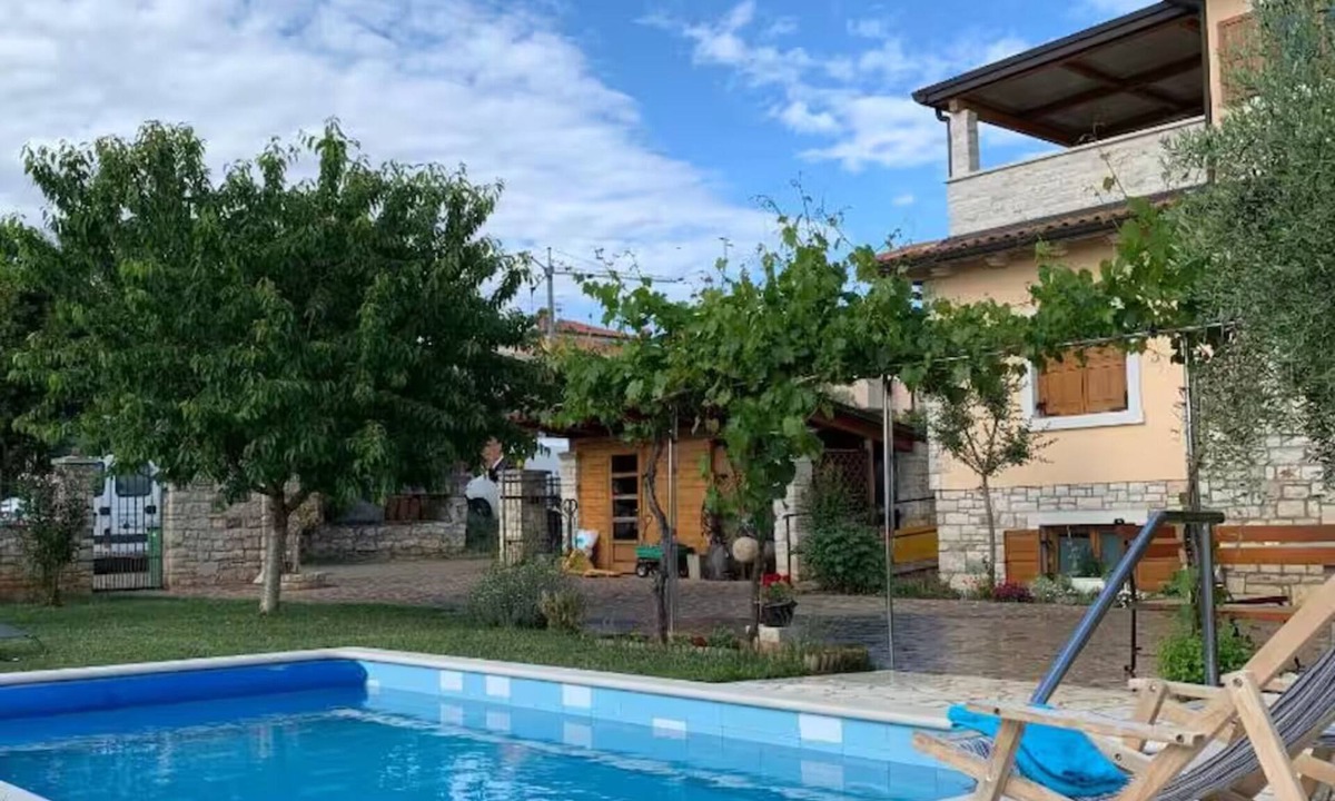 Fiorini Apartment | Flat with shared pool in Fiorini