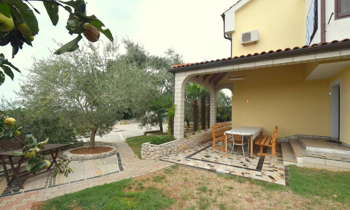 Njivice Apartment | Four-bedroom apartment with terrace Njivice, Krk (A-21846-a)